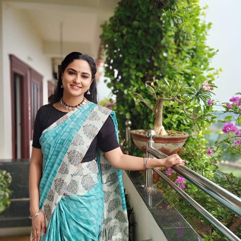 ZEE TELUGU TV ANCHOR KASI ANNAPURNA IN BLUE SAREE BLOUSE 7